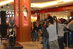 Model Internasional asal Ukraina saat di foto para peserta di Jamtos